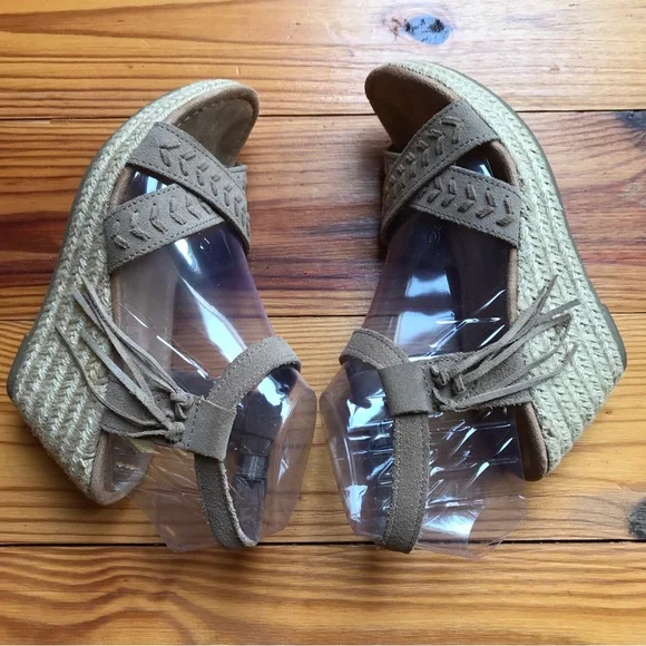 Minnetonka Beige Tan Leather Sandal Wedges, EUC, 7 - Picture 6 of 10